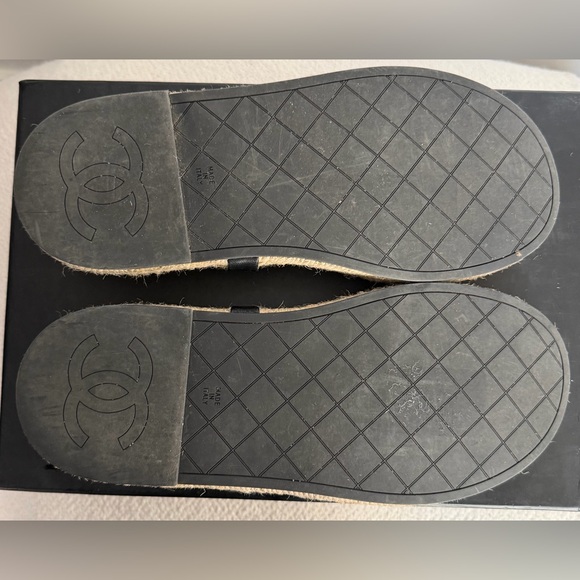 Chanel Black Leather CC Thong Espadrille Sandals with Gold Chain Detail - Picture 8 of 12